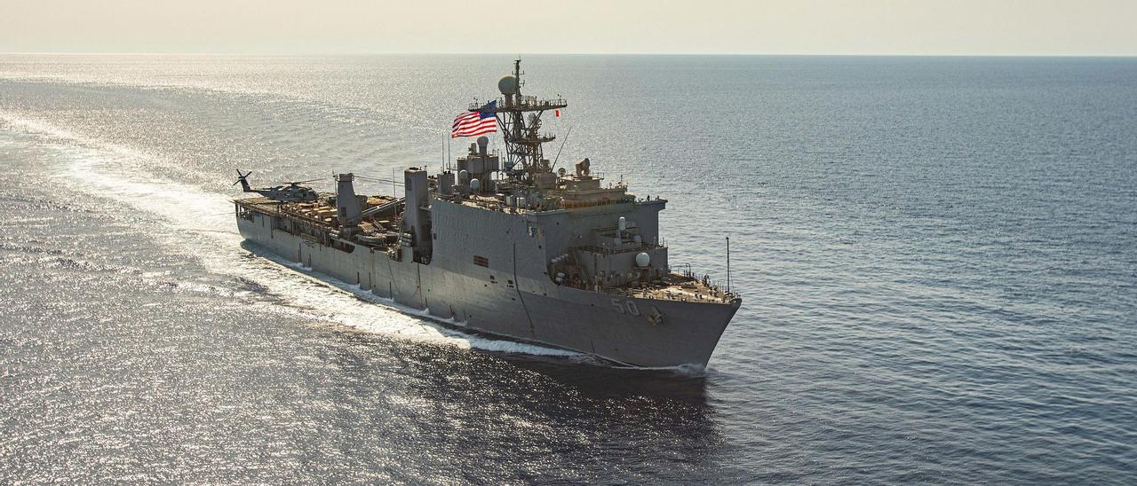 Un buque de guerra estadounidense en el mar Rojo