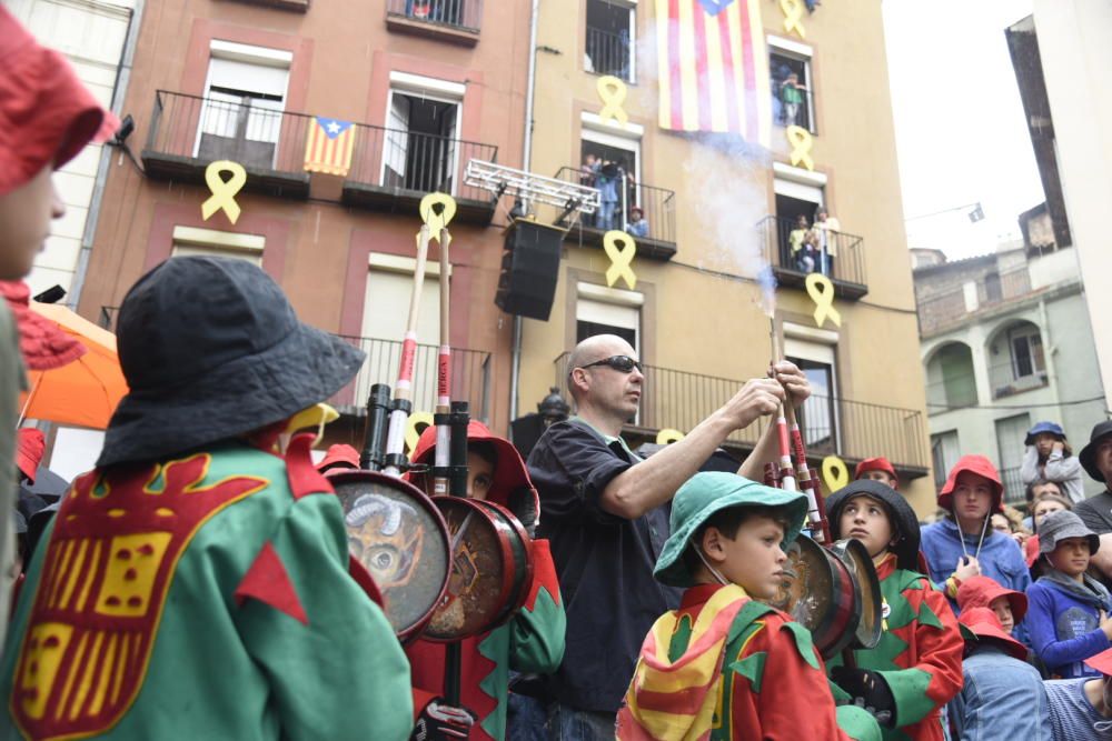 La Patum infantil omple la plaça de Sant Pere