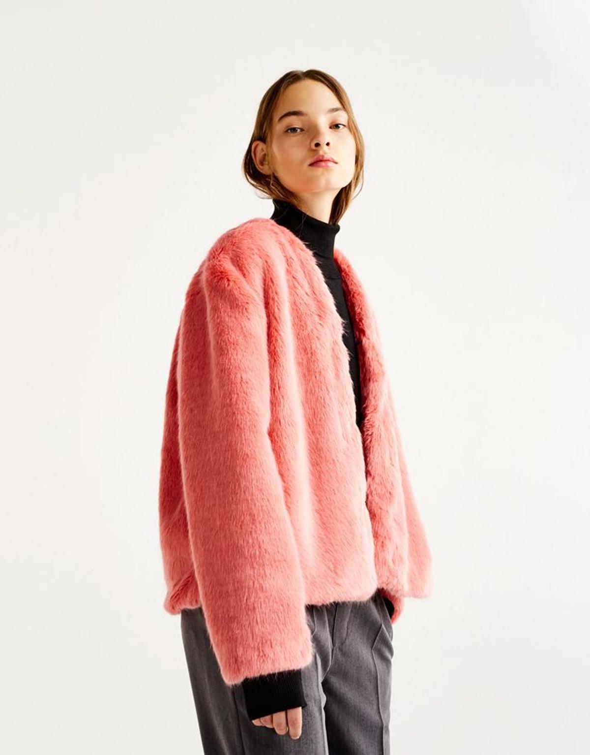 'Shopping' para el Black Friday: chaqueta de pelo rosa de Pull&Bear
