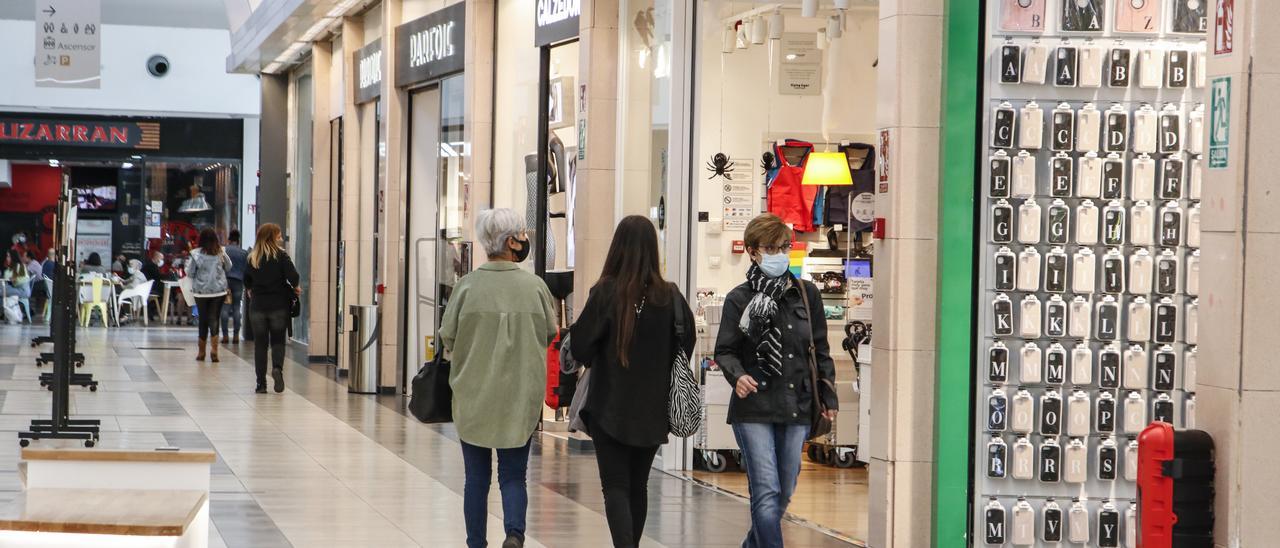 Clientes pasean por los pasillos del centro comercial Ruta de la Plata en una imagen tomada en octubre del año pasado.