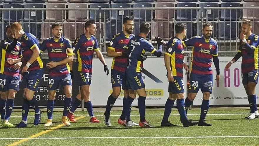Els jugadors del Llagostera celebren un gol contra el Lleida Esportiu al Municipal.