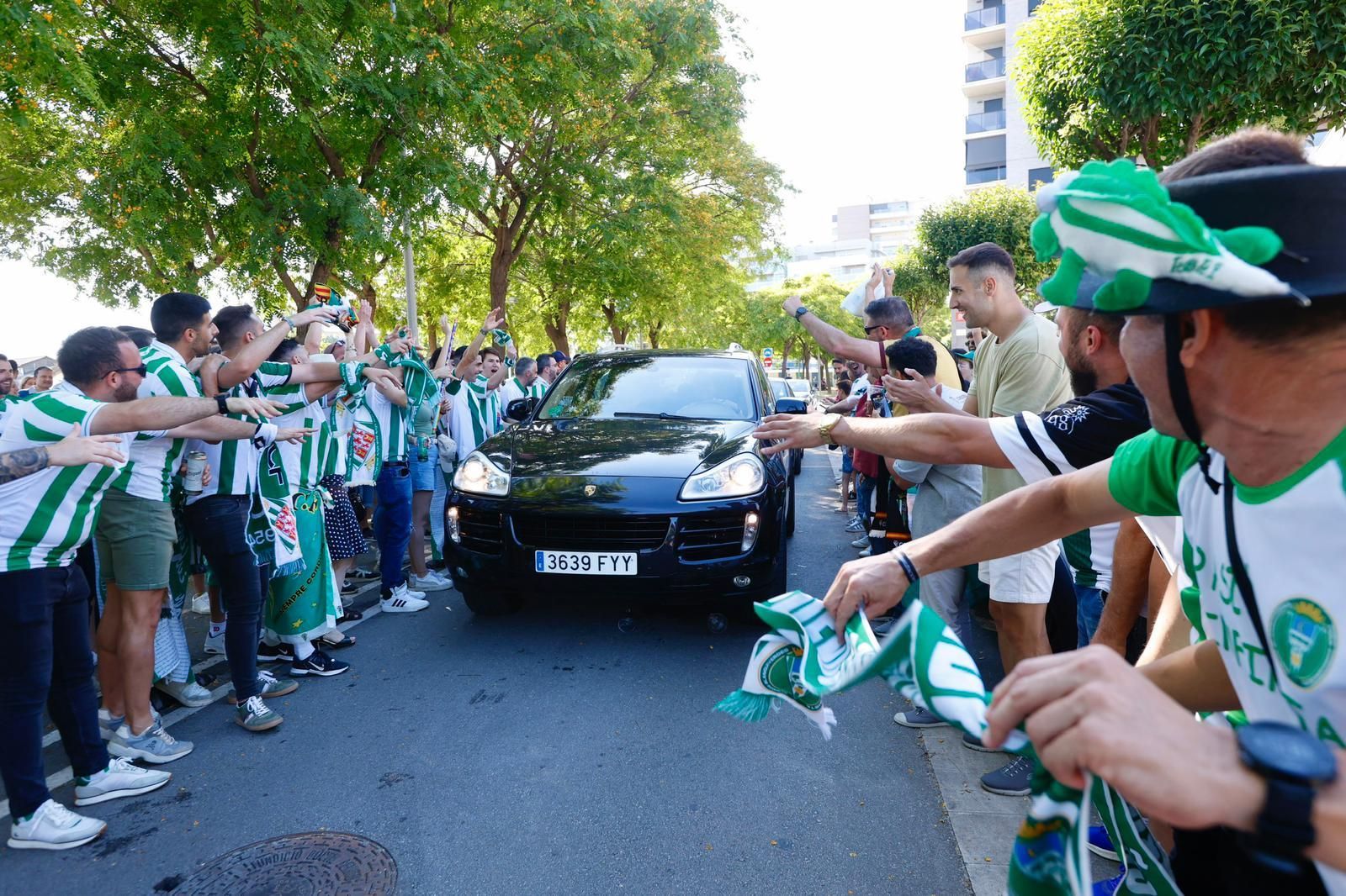 Barcelona Atlétic-Córdoba CF | El recibimiento al equipo de la afición cordobesista, en imágenes