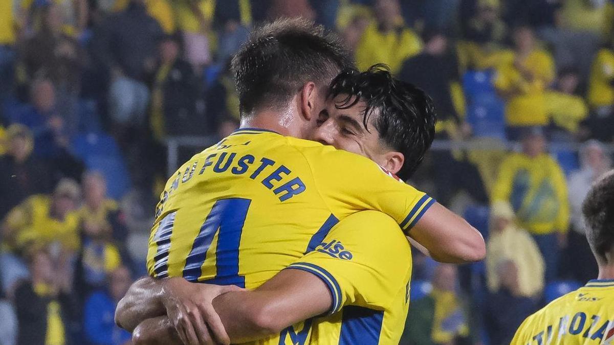 Enrique Clemente abraza a Fuster.