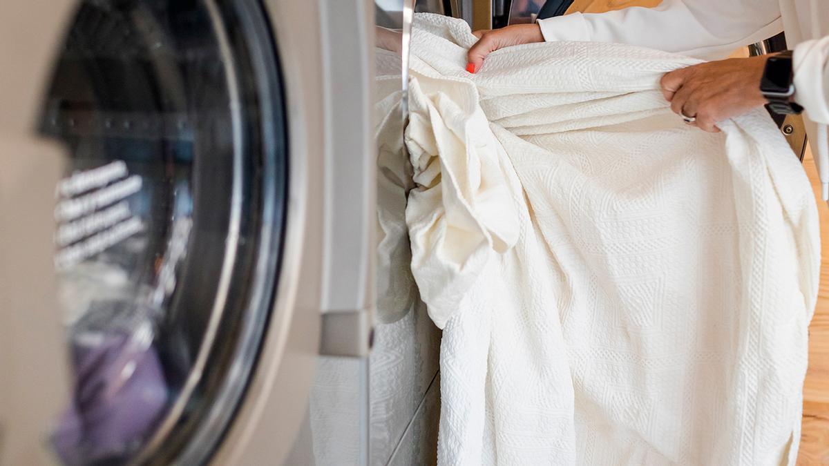 Con este gesto tu ropa quedará más limpia: el truco de la mano en la lavadora