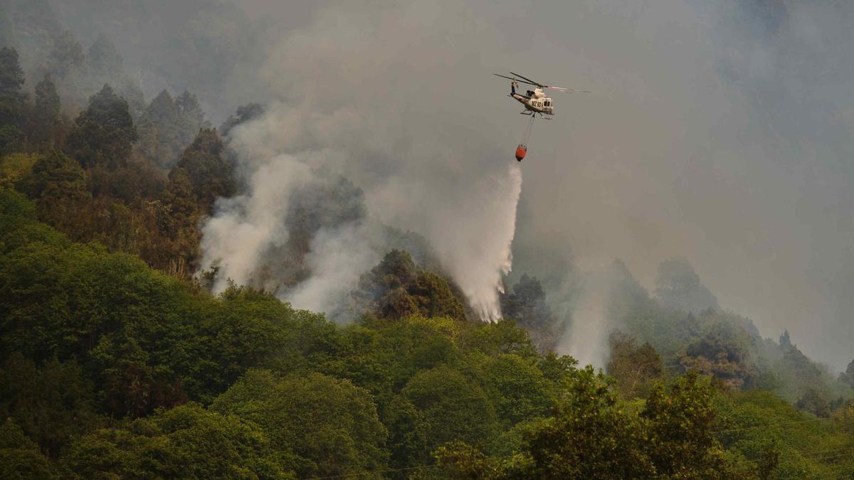 Un helicóptero descarga agua durante el incendio del pasado verano.