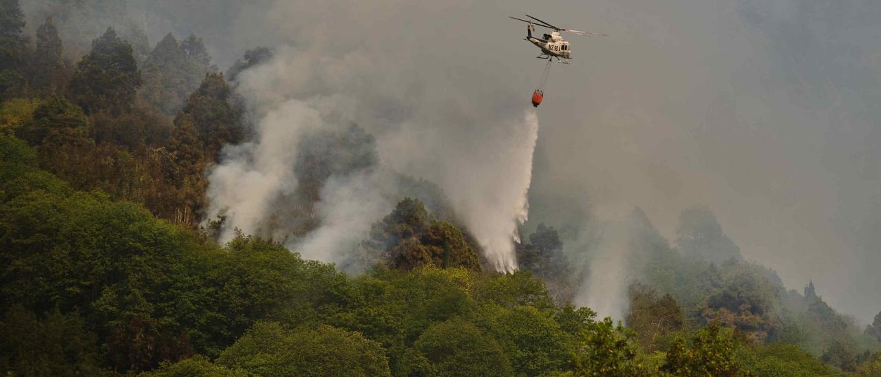 Un helicóptero descarga agua durante el incendio del pasado verano.