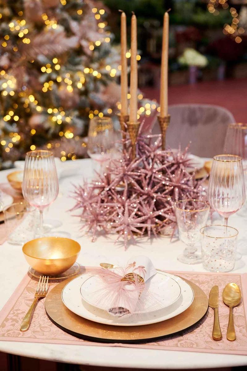 Mesa de Navidad de El Corte Inglés en dorados y rosados