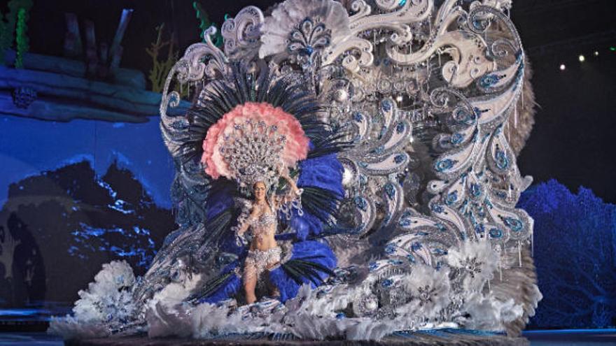 La candidata de Fuentealta a Reina del Carnaval de Santa Cruz de Tenerife 2019 se desploma durante su desfile