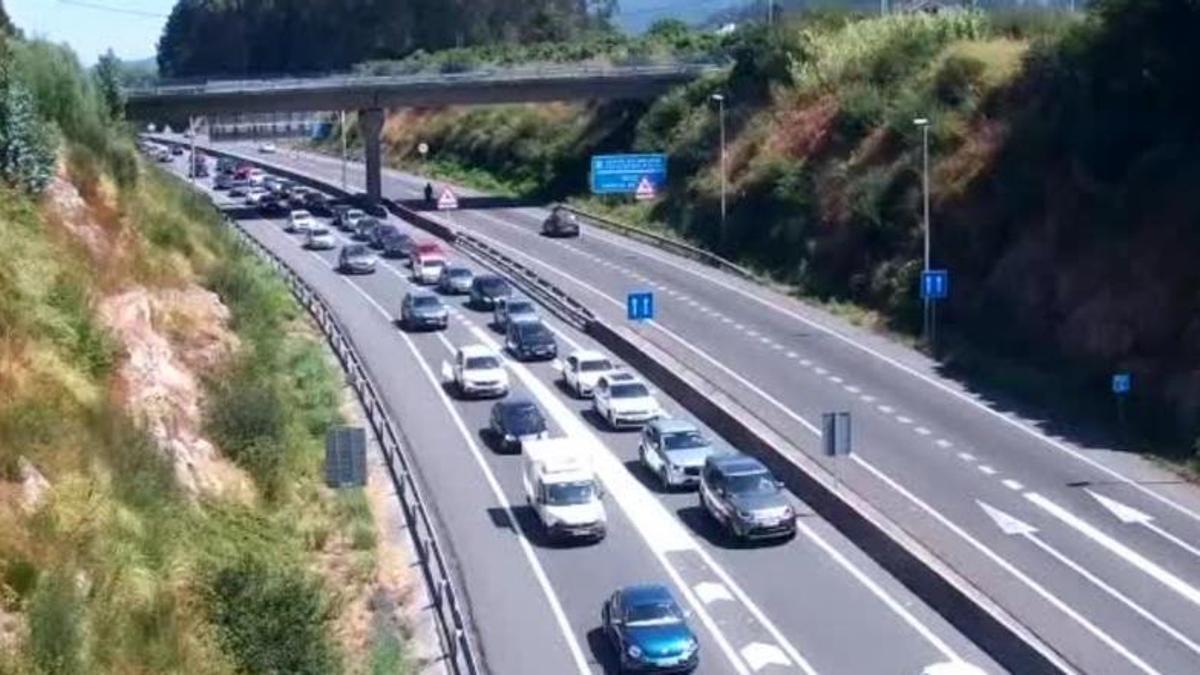Colas en el acceso a Sanxenxo
