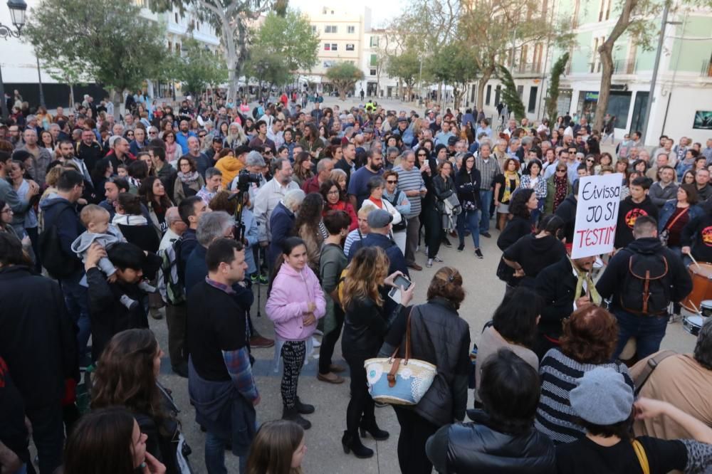 Medio millar de personas protestan contra el turismo "ilimitado e irrespetuoso" en Ibiza