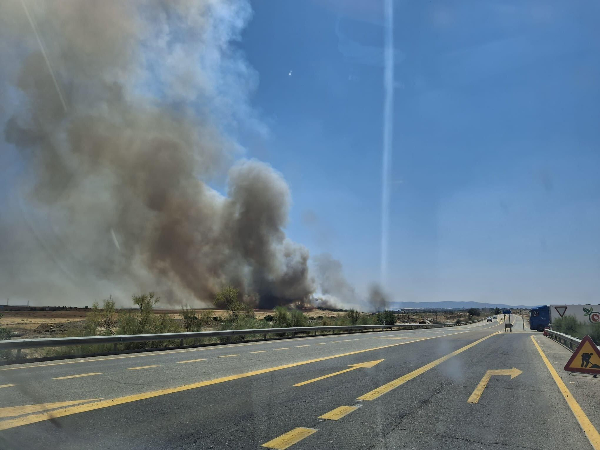 Un incendio forestal en Cáceres corta la A-66
