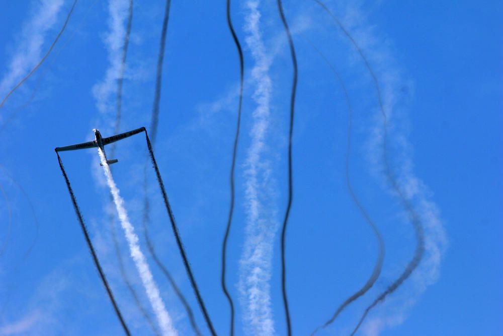 Cazas turcos, el F18 del Ejército del Aire, Vampir, Bucker, las unidades del Aeroclub de Málaga, la Patrulla Plus Ultra, el helicóptero del Cuerpo Nacional de Policía, una unidad de Jorge Macías, los Canadair o la Patrulla Aspa vuelan este domingo