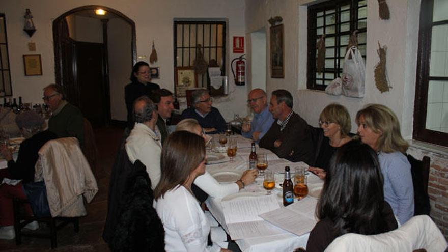 La gerente de Arte de Cozina, Charo Carmona, atiende a una mesa en su restaurante.