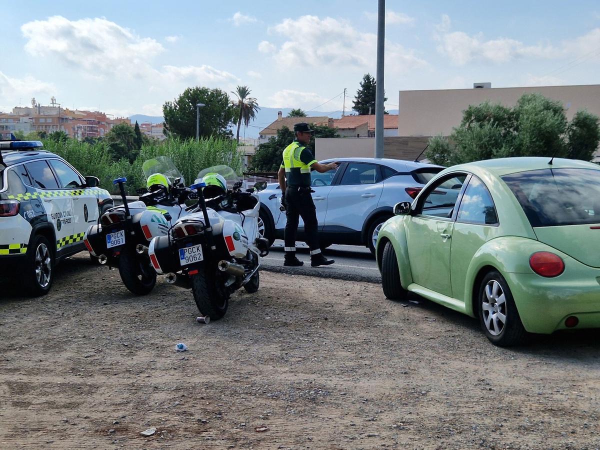 Un agente de la Guardia Civil de Tráfico en un dispositivo