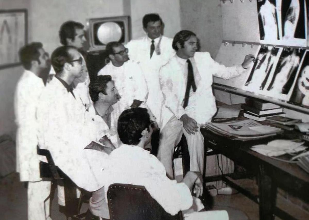 Sala de radiodiagnóstico del Hospital General de Asturias, en 1968. De izquierda a derecha, Ramón Hernández Oter, Juan Manuel Soto Pardo, Luis Giménez Parres, Antonio Ganáu, Fernando Ibarra, Juan Torres, Feliciano Álvarez Linera y César Pedrosa.