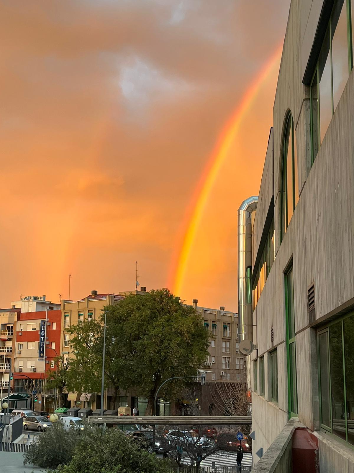 Vistas del arcoíris, desde el edificio de La Opinión.