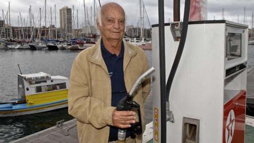 Pedro &#039;Texaco&#039;, ayer, junto al surtidor del Muelle Deportivo. i ANDRÉS CRUZ