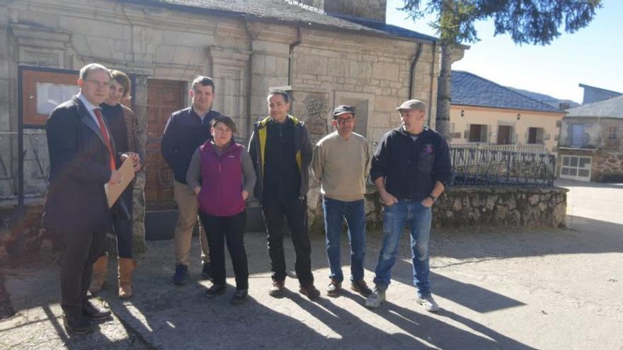 Ángel Blanco, a la izquierda, con concejales y vecinos de Porto