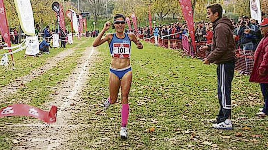 La lucense Alessandra Aguilar, durante un cross disputado en Aranda de Duero. // FdV