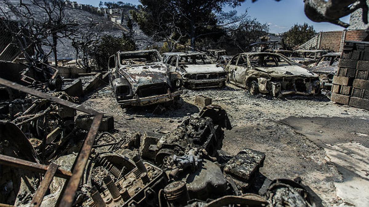 Los vecinos desalojados siguen en alerta por las altas temperaturas y el fuerte viento