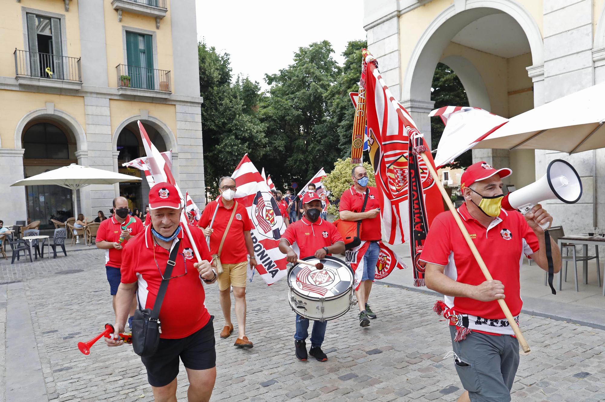 La Penya Gironina fa ambient a la plaça Independència