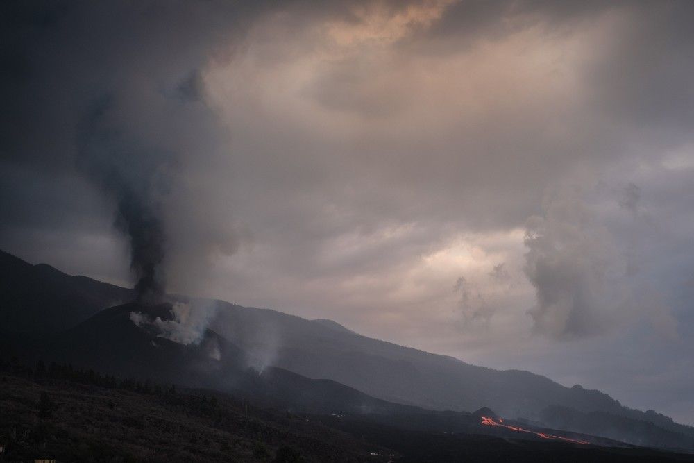 Traslado de agricultores de La Palma en una embarcación de la Armada Española durante la erupción del volcán