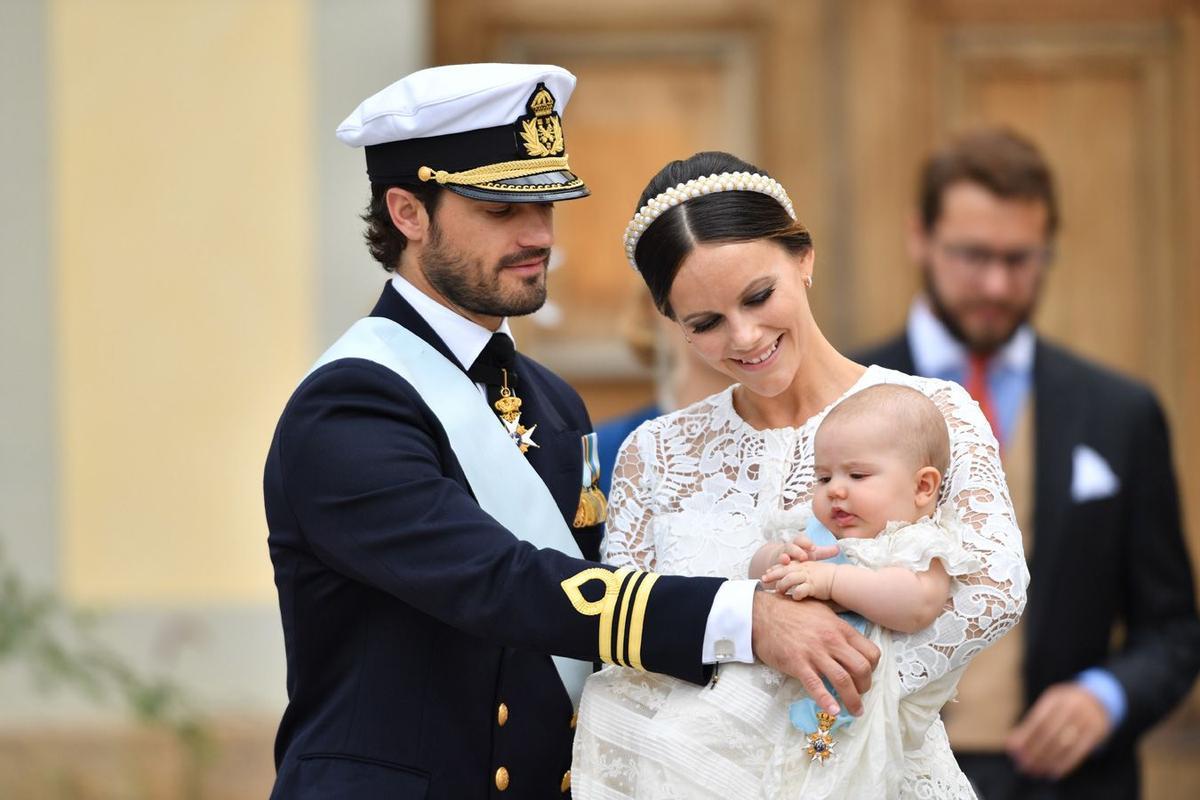 Los príncipes Carlos Felipe y Sofia de Suecia en el Bautizo de Alexander de Suecia