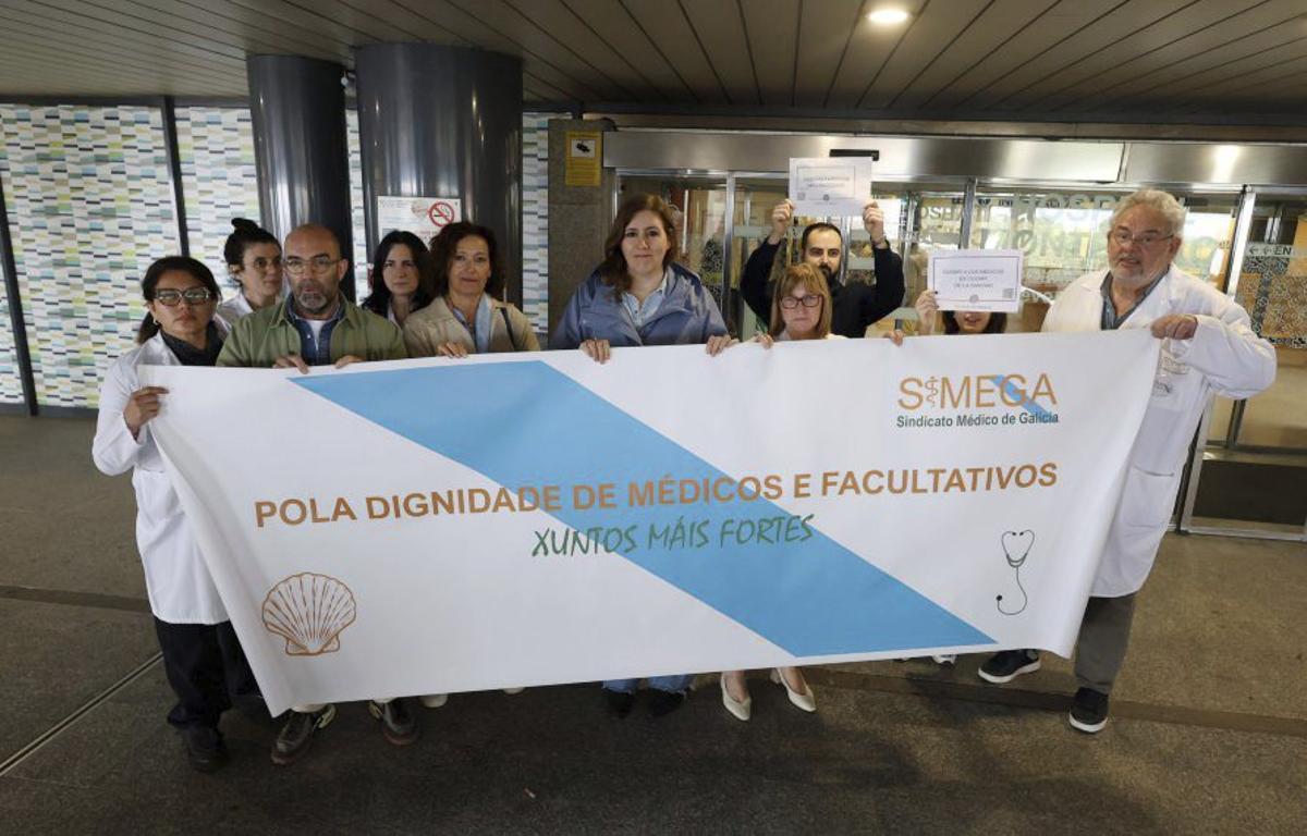 Concentración de sanitarios en el Hospital Montecelo, este jueves.