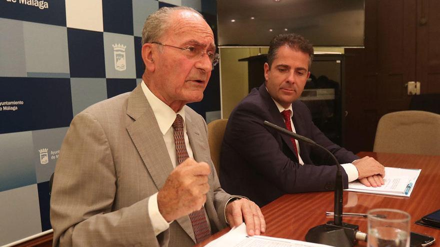 El alcalde de Málaga y el concejal de Economía durante una rueda de prensa.