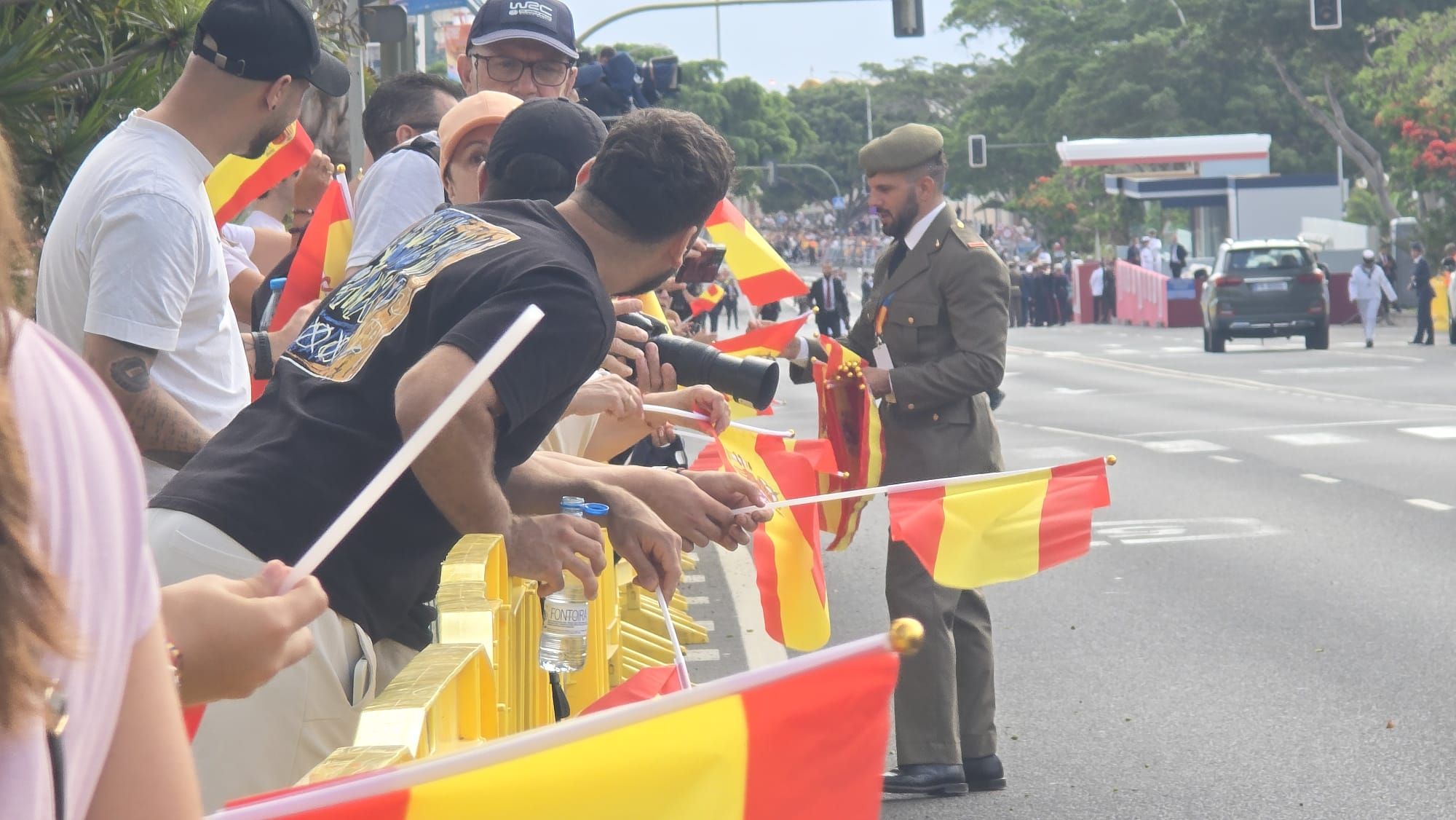 Reparto de banderas antes del acto por el Día de las Fuerzas Armadas