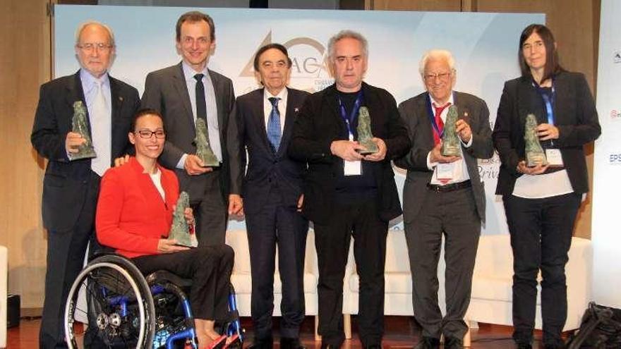 Por la izquierda, Fernando Pérez, Teresa Perales, Pedro Duque, Jesús Núñez, presidente de ACADE; Ferran Adrià, el Padre Ángel y María Blasco.