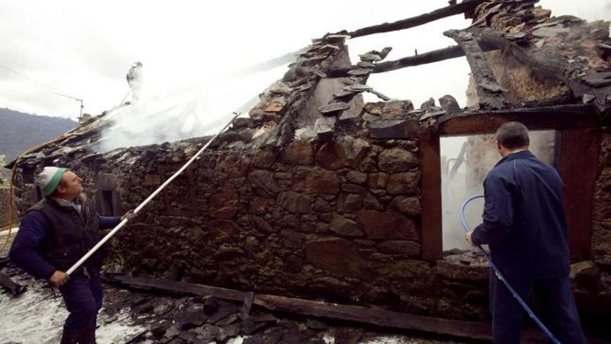 Vecinos colaboran en la extinción del fuego y el desescombro de la vivienda.