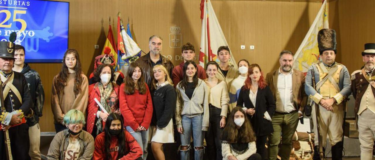 Los alumnos del instituto Aramo con los miembros de ARHCA que les dieron la charla sobre la guerra contra Napoleón. | Jaime Casanova