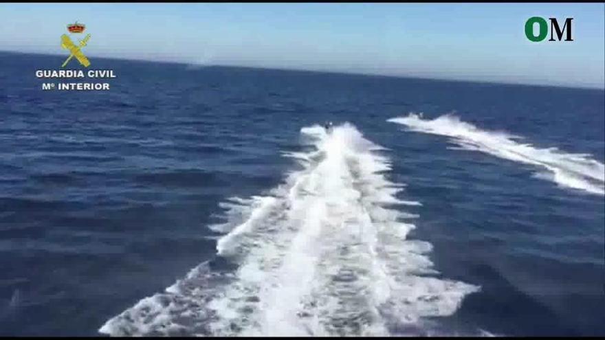 Choque de una narcolancha y la Guardia Civil en la costa de Mijas