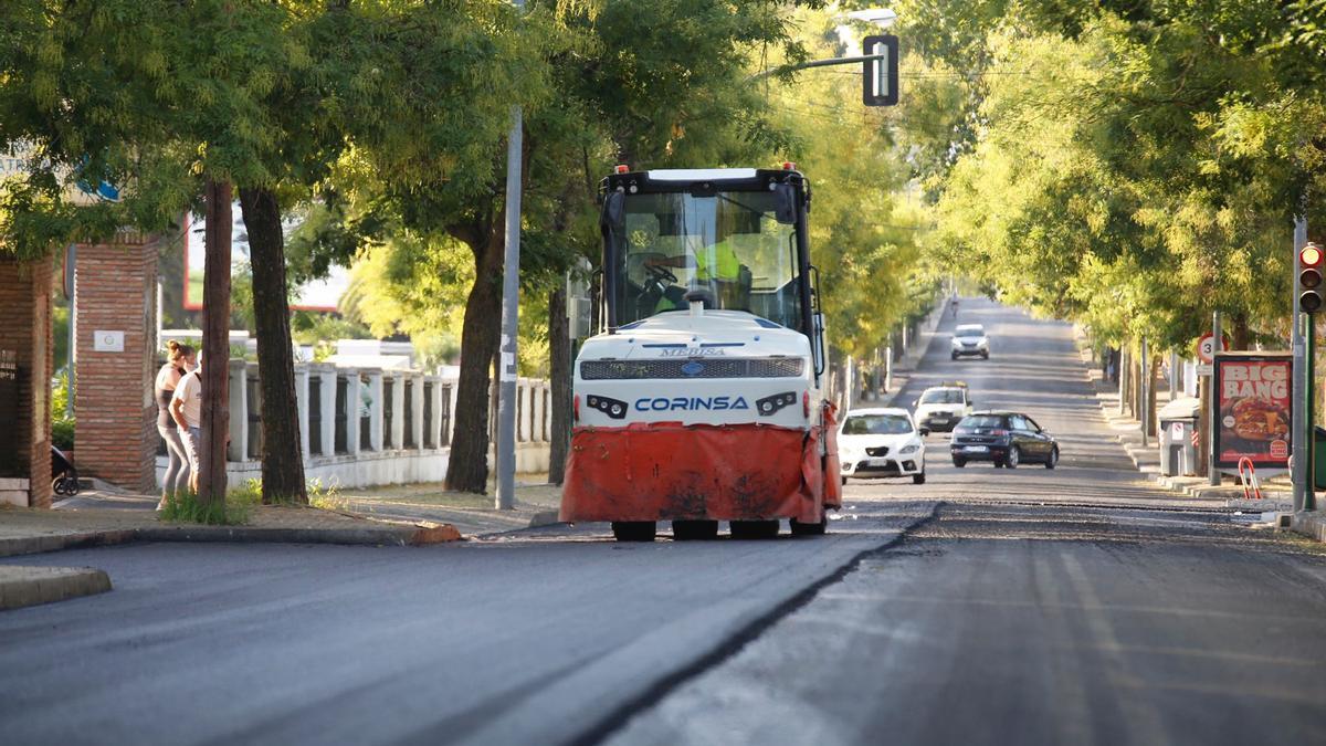 Trabajos de asfaltado en la avenida del Brillante, a la altura del hospital San Juan de Dios, tras la obra de Emacsa.