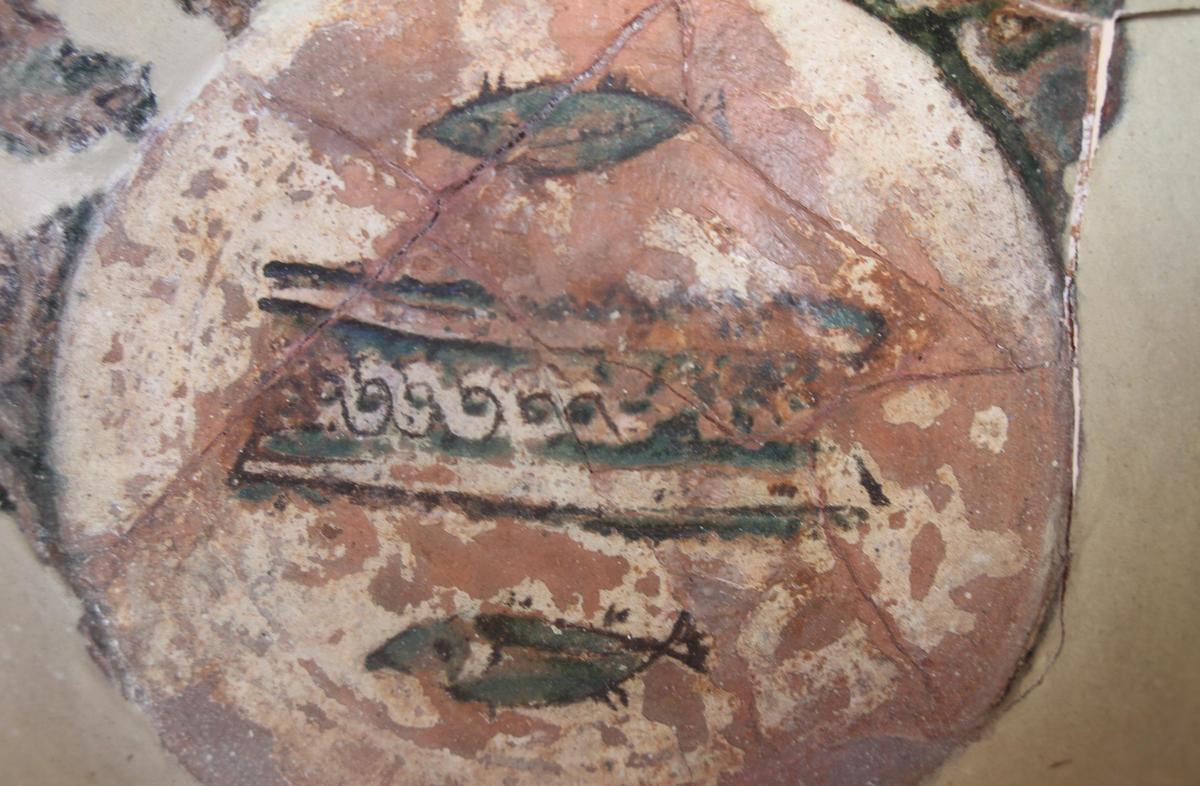 Atunes y una cenefa en la peculiar decoración de un ataifor