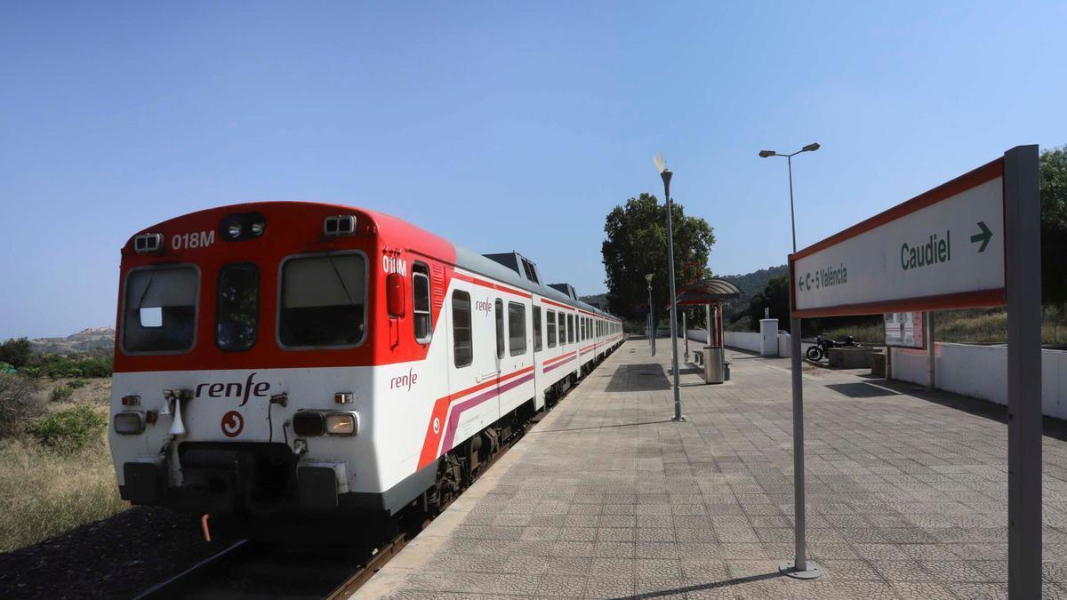 El trazado solo tiene una vía y no está electrificada.