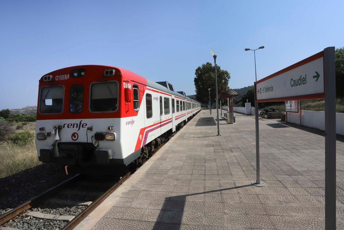Un tren diésel en la línea afectada, en una imagen de archivo.