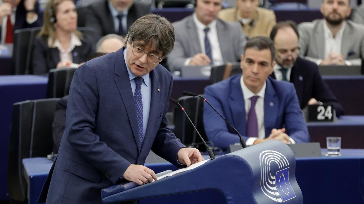 Carles Puigdemont interviene en el Parlamento Europeo ante la mirada de Pedro Sánchez.