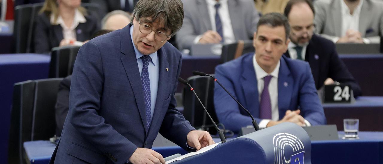 Carles Puigdemont interviene en el Parlamento Europeo ante la mirada de Pedro Sánchez.