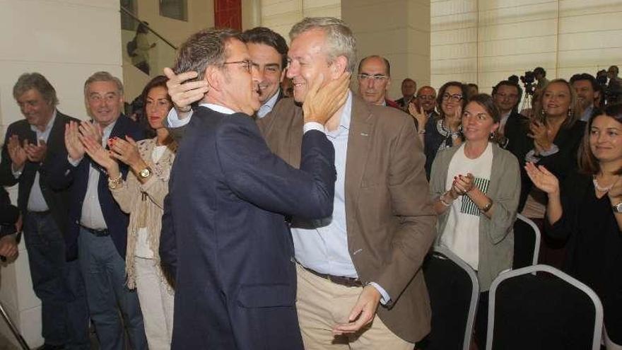 Feijóo y Rueda se abrazan ante la mirada de militantes del PP.