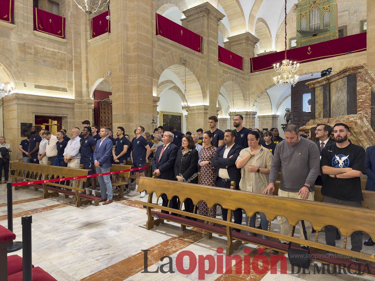 El UCAM de baloncesto peregrina a Caravaca de la Cruz en su Año Jubilar