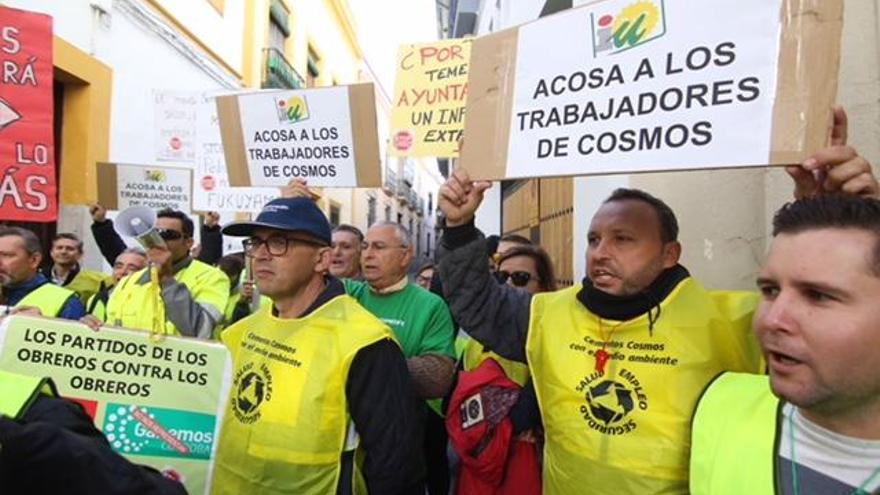 Trabajadores de Cosmos se concentran a las puertas de IU