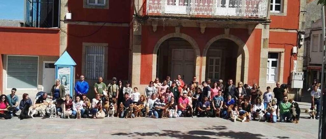 Vecinos y perros en la &quot;quedada&quot; delante del Concello para pedir una playa para las mascotas. // S.Á.