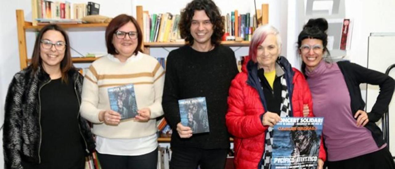 Carles Grimalt acompañado de representantes de los colectivos.