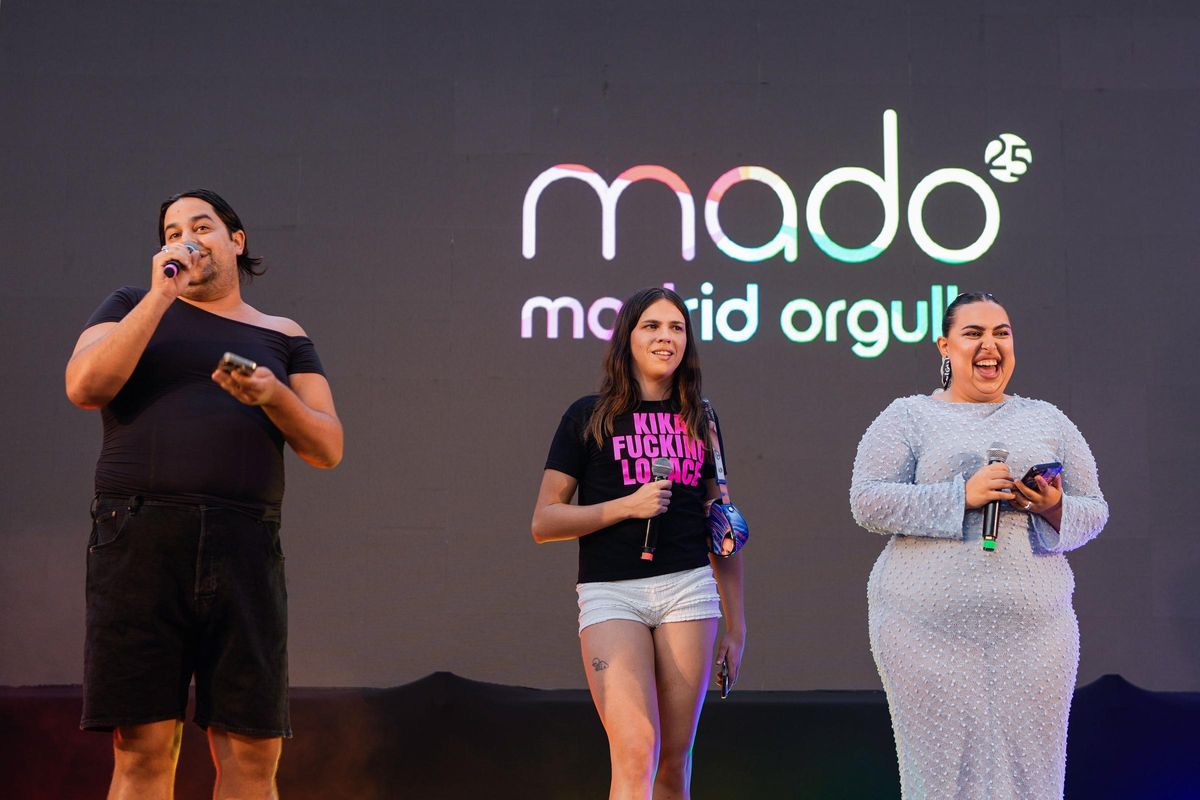 Los protagonistas de la serie 'Mariliendre', Carlos González, Yenesi y Blanca Martínez han ofrecido el pregón del Orgullo 2025.