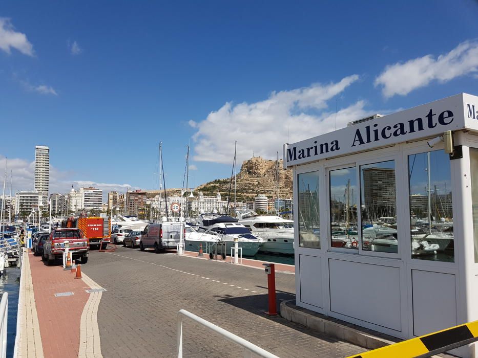 Un herido al arder un catamarán en el Puerto de Alicante