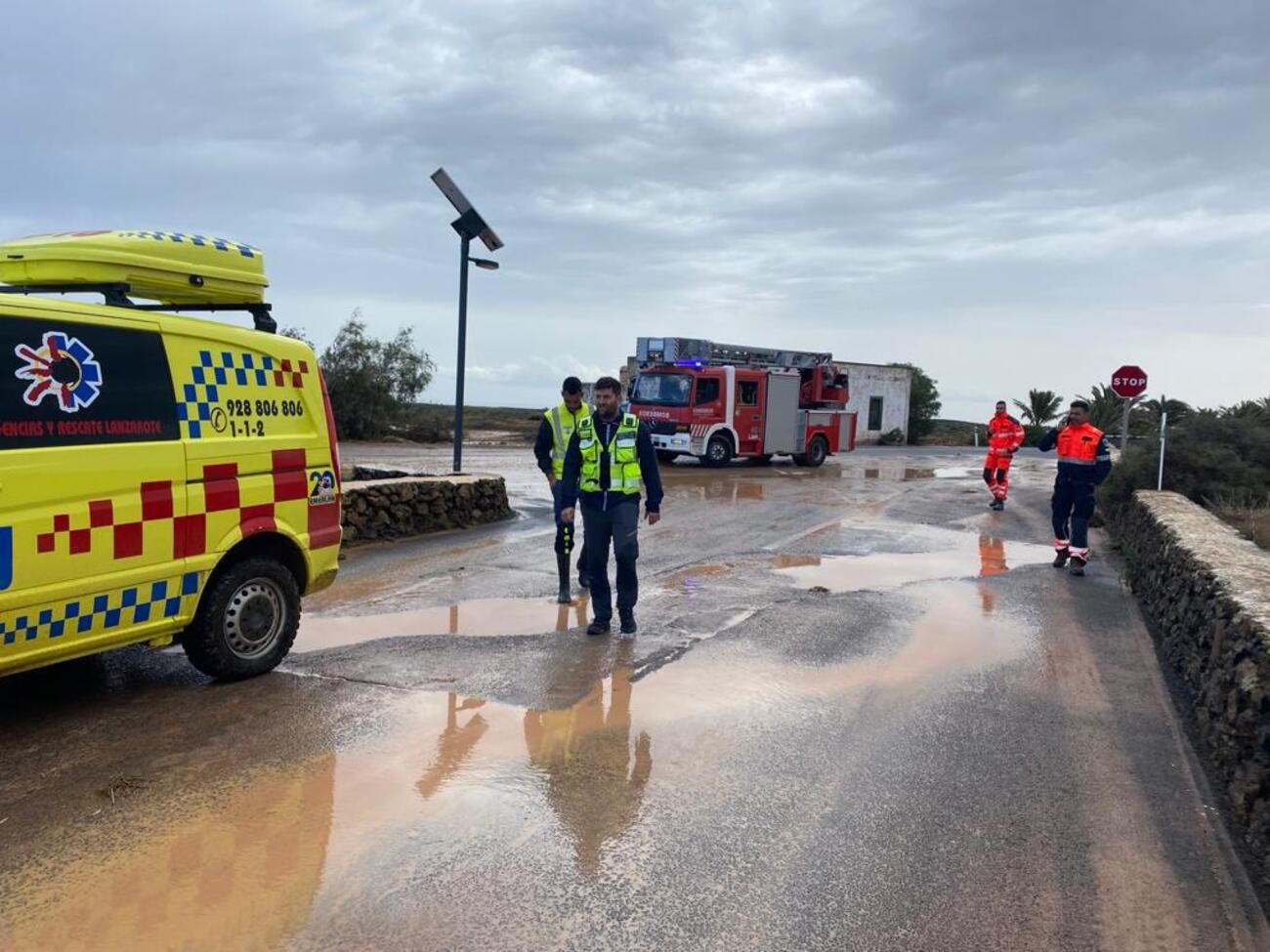 Retirada de barro y piedras de calles y carreteras de Los Valles por las fuertes lluvias