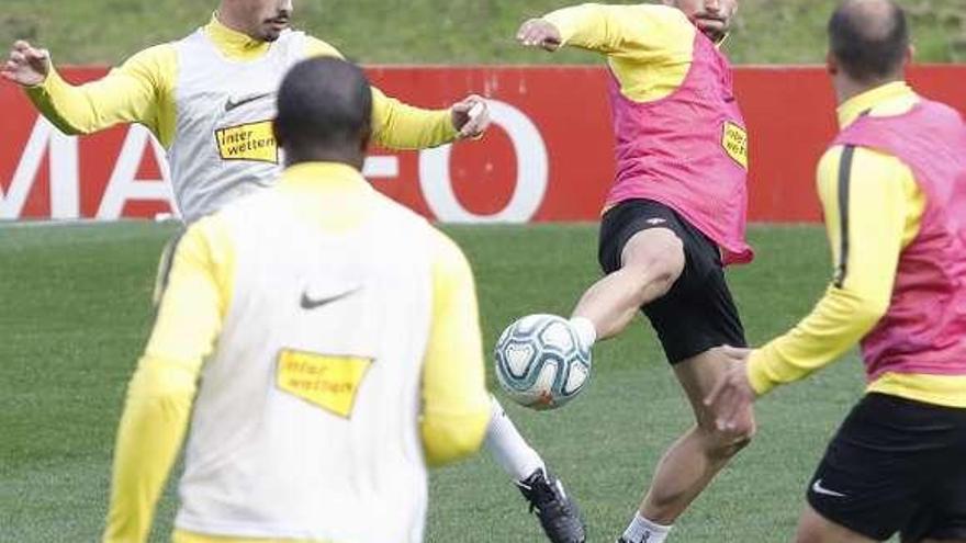 Aitor García golpea el balón ante Cordero, Babin y Unai Medina.