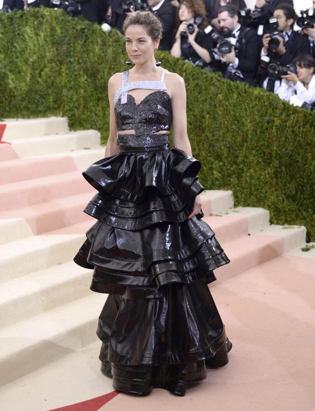 Michelle Monaghan con vestido de materiales reciclados de Roxanne Aussulin en la Gala Met 2016